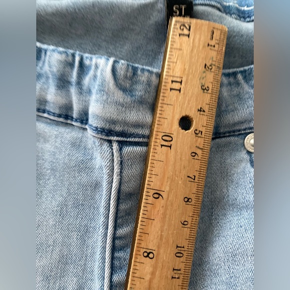 Ladies Size Small Tall Diane Gilman Pull On Light Washed Jean Capris - Picture 14 of 16